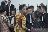 Terdakwa Gubernur Bengkulu periode 2016-2024 Rohidin Mersyah menyapa pendukungnya usai menjalani sidang di Pengadilan Negeri Hubungan Industrial Tipikor Bengkulu kelas IA di Kota Bengkulu, Senin (21/4/2025). Sidang perdana tersebut beragenda pembacaan dakwaan untuk tiga tersangka yaitu Gubernur Bengkulu periode 2016-2024 Rohidin Mersyah, Sekretaris Daerah non aktif Isnan Fajri dan ajudan Gubernur Efriansyah alias Anca terkait kasus tindak pidana korupsi berupa pemerasan dan gratifikasi untuk keperluan pemenangan dalam Pemilihan Kepala Daerah (Pilkada) 2024.  ANTARA FOTO/Muhammad Izfaldi
