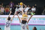 Pevoli Jakarta Popsivo Polwan Madison Kingdom Rishel (kanan) melakukan smash ke arah pevoli Jakarta Electric PLN Kelsey Marie Robinson Cook (kiri) dan Sri Wahyuni (tengah) pada pertandingan Final Four Proliga di GOR Jayabaya, Kota Kediri, Jawa Timur, Minggu (20/4/2025). Jakarta Popsivo Polwan menang dengan skor 3-2 (25-23), (20-25), (19-25), (25-17), dan (15-13). Antara Jatim/Prasetia Fauzani/um