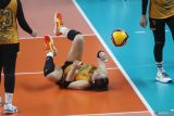 Pevoli Jakarta Popsivo Polwan Yolla Yuliana terjatuh saat melawan tim voli Jakarta Electric PLN pada pertandingan Final Four Proliga di GOR Jayabaya, Kota Kediri, Jawa Timur, Minggu (20/4/2025). Jakarta Popsivo Polwan menang dengan skor 3-2 (25-23), (20-25), (19-25), (25-17), dan (15-13). Antara Jatim/Prasetia Fauzani/um