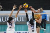 Pevoli Jakarta Popsivo Polwan Madison Kingdom Rishel (kanan) melakukan smash ke arah pevoli Jakarta Electric PLN Sri Wahyuni (kiri) dan Dewi Intan Sari (tengah) pada pertandingan Final Four Proliga di GOR Jayabaya, Kota Kediri, Jawa Timur, Minggu (20/4/2025). Jakarta Popsivo Polwan menang dengan skor 3-2 (25-23), (20-25), (19-25), (25-17), dan (15-13). Antara Jatim/Prasetia Fauzani/um
