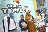 Petugas memberikan penjelasan kepada warga terkait seragam sekolah gratis disela-sela peluncuran program Pemprov Kalimantan Timur Gratispol di Samarinda, Senin (21/4/2025). Program Pemprov Gratispol (Gratis untuk Pelayanan Optimal) itu direalisasikan dalam berbagai bentuk pelayanan dasar berupa pendidikan gratis, kesehatan gratis, seragam sekolah gratis, umroh gratis untuk marbot masjid, biaya administrasi kepemilikan rumah gratis dan internet desa gratis. Antara Kaltim/M Risyal Hidayat