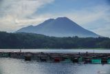 Sejumlah pembudidaya ikan beraktivitas di keramba miliknya di danau Ranu Klakah, Desa Tegalrandu, Kecamatan Klakah, Lumajang, Jawa Timur, Senin (21/4/2025). Budi daya ikan air tawar jenis nila di kawasan tersebut dapat menghasilkan 1,5 kuintal ikan dari satu petak keramba berukuran 22 meter persegi dan dapat dipanen setiap bulan yang kemudian dijual kepada wisatawan serta beberapa warga seharga Rp35 ribu per kilogramnya. ANTARA Jatim/Irfan Sumanjaya/mas.