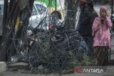 Pengendara sepeda motor melintas di samping kabel utilitas yang semrawut di Jalan Moh. Toha, Kota Tangerang, Banten, Senin (21/4/2025). Kabel utilitas yang tidak terawat hingga menjuntai ke jalan tersebut mengganggu keindahan tata ruang kota dan berpotensi membahayakan pengguna jalan. ANTARA FOTO/Putra M. Akbar/gp