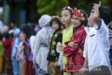Sejumlah pelajar menyaksikan lomba peragaan busana tradisional saat peringatan Hari Kartini di SDN Sepatan 1, Kabupaten Tangerang, Banten, Senin (21/4/2025). Kegiatan tersebut untuk memperingati jasa pahlawan RA Kartini dalam memperjuangkan emansipasi wanita sekaligus mengenalkan keragaman budaya di Indonesia kepada pelajar. ANTARA FOTO/Putra M. Akbar/gp
