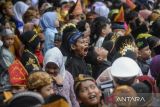 Sejumlah pelajar menyaksikan lomba peragaan busana tradisional saat peringatan Hari Kartini di SDN Sepatan 1, Kabupaten Tangerang, Banten, Senin (21/4/2025). Kegiatan tersebut untuk memperingati jasa pahlawan RA Kartini dalam memperjuangkan emansipasi wanita sekaligus mengenalkan keragaman budaya di Indonesia kepada pelajar. ANTARA FOTO/Putra M. Akbar/gp