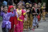 Sejumlah pelajar menyaksikan lomba peragaan busana tradisional saat peringatan Hari Kartini di SDN Sepatan 1, Kabupaten Tangerang, Banten, Senin (21/4/2025). Kegiatan tersebut untuk memperingati jasa pahlawan RA Kartini dalam memperjuangkan emansipasi wanita sekaligus mengenalkan keragaman budaya di Indonesia kepada pelajar. ANTARA FOTO/Putra M. Akbar/gp