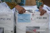 Petugas panitia pemilihan kecamatan (PPK) membuka kotak suara berisi formulir C hasil saat rapat pleno terbuka rekapitulasi hasil PSU Pilkada Kabupaten Serang di Kantor Kecamatan Ciruas, Kabupaten Serang, Banten, Senin (21/4/2025). KPU Kabupaten Serang mulai menggelar rapat rekapitulasi hasil penghitungan perolehan suara serentak tingkat kecamatan di 39 Kecamatan di Kabupaten Serang pada pemungutan suara ulang (PSU) pemilihan Bupati dan Wakil Bupati Kabupaten Serang pascaputusan Mahkamah Konstitusi. ANTARA FOTO/Muhammad Bagus Khoirunas/gp