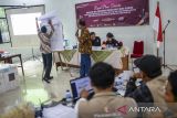 Petugas panitia pemilihan kecamatan (PPK) membacakan hasil perhitungan suara dalam formulir C plano saat rapat pleno terbuka rekapitulasi hasil PSU Pilkada Kabupaten Serang di Kantor Kecamatan Ciruas, Kabupaten Serang, Banten, Senin (21/4/2025). KPU Kabupaten Serang mulai menggelar rapat rekapitulasi hasil penghitungan perolehan suara serentak tingkat kecamatan di 39 Kecamatan di Kabupaten Serang pada pemungutan suara ulang (PSU) pemilihan Bupati dan Wakil Bupati Kabupaten Serang pascaputusan Mahkamah Konstitusi. ANTARA FOTO/Muhammad Bagus Khoirunas/gp