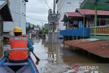 Sejumlah petugas PLN berpatroli di kawasan daerah terdampak banjir kawasan Kabupaten Barito Selatan Provinsi Kalimantan Tengah, akibat intensitas hujan tinggi di wilayah hulu selama sepekan terakhir menyebabkan tinggi permukaan air meningkat di sepanjang Sungai Barito. Kondisi itu memicu banjir yang merendam sejumlah wilayah di Kabupaten Barito Utara, terutama di Kecamatan Teweh Tengah, Kecamatan Teweh Timur, Kecamatan Lahei, dan Kecamatan Lahei Barat, beberapa waktu lalu. ANTARA/UID-PLN UID Kalselteng