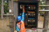 Petugas PLN berpatroli memadamkan aliran listrik guna mencegah bahaya akibat terdampak banjir kawasan Kabupaten Barito Selatan Provinsi Kalimantan Tengah, akibat intensitas hujan tinggi di wilayah hulu selama sepekan terakhir menyebabkan tinggi permukaan air meningkat di sepanjang Sungai Barito terutama di Kecamatan Teweh Tengah, Kecamatan Teweh Timur, Kecamatan Lahei, dan Kecamatan Lahei Barat, beberapa waktu lalu. ANTARA/UID-PLN UID Kalselteng