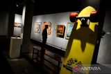 Pengunjung mengamati karya seni yang di pamerkan di Grey Art Gallery, Bandung, Jawa Barat, Senin (21/4/2025). Pameran seni bertema 