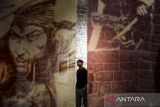 Pengunjung mengamati karya seni yang di pamerkan di Grey Art Gallery, Bandung, Jawa Barat, Senin (21/4/2025). Pameran seni bertema 