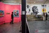 Pengunjung mengamati karya seni yang di pamerkan di Grey Art Gallery, Bandung, Jawa Barat, Senin (21/4/2025). Pameran seni bertema 