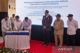 Direktur Utama PT BIJB Muhammad Singgih (kiri) bersama President & CEO PT Garuda Maintenance Facility Aero Asia Andi Fahrurrozi (ketiga kiri) melakukan penandatanganan perjanjian induk disaksikan Menteri Koordinator Bidang Infrastruktur dan Pembangunan Kewilayahan Agus Harimurti Yudhoyono (ketiga kanan), Menteri PPN/Kepala Bappenas Rachmat Pambudy (kedua kanan) dan Menteri Perhubungan Dudy Purwagandhi (kanan) di Bandara Kertajati, Majalengka, Jawa Barat, Senin (21/4/2025). Pendatanganan kesepakatan antara Kementerian PPN/Bappanas dan PT Garuda Manitenance Facility Aero Asia serta PT BIJB itu sebagai langkah untuk mendorong Bandara Kertajati sebagai kawasan industri kedirgantaraan. ANTARA FOTO/Dedhez Anggara/agr