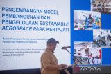 Menteri PPN/Kepala Bappenas Rachmat Pambudy memberikan sambutan saat penandatanganan perjanjian induk dan nota kesepahaman dalam pengembangan dan pembangunan Aerospace Kertajati di Bandara Kertajati, Majalengka, Jawa Barat, Senin (21/4/2025). Pendatanganan kesepakatan antara Kementerian PPN/Bappanas dan PT Garuda Manitenance Facility Aero Asia serta PT BIJB itu sebagai langkah untuk mendorong Bandara Kertajati sebagai kawasan industri kedirgantaraan. ANTARA FOTO/Dedhez Anggara/agr