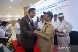 Menteri Koordinator Bidang Infrastruktur dan Pembangunan Kewilayahan Agus Harimurti Yudhoyono (kiri) berjabat tangan dengan Menteri PPN/Kepala Bappenas Rachmat Pambudy (kedua kanan) usai menyaksikan penandatanganan perjanjian induk dan nota kesepahaman dalam pengembangan dan pembangunan Aerospace Kertajati di Bandara Kertajati, Majalengka, Jawa Barat, Senin (21/4/2025). Pendatanganan kesepakatan antara Kementerian PPN/Bappanas dan PT Garuda Manitenance Facility Aero Asia serta PT BIJB itu sebagai langkah untuk mendorong Bandara Kertajati sebagai kawasan industri kedirgantaraan. ANTARA FOTO/Dedhez Anggara/agr