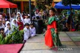 Siswi sekolah dasar mengikuti lomba peragaan busana di SDN 079 Kopo Pajagalan, Bandung, Jawa Barat, Senin (21/4/2025). Kegiatan yang diikuti siswa dan siswa tersebut diselenggarakan dalam rangka memperingati Hari Kartini guna menumbuhkan kecintaan generasi muda terhadap budaya bangsa. ANTARA FOTO/Raisan Al Farisi/agr