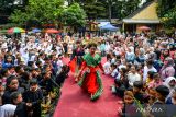 Siswi sekolah dasar mengikuti lomba peragaan busana di SDN 079 Kopo Pajagalan, Bandung, Jawa Barat, Senin (21/4/2025). Kegiatan yang diikuti siswa dan siswa tersebut diselenggarakan dalam rangka memperingati Hari Kartini guna menumbuhkan kecintaan generasi muda terhadap budaya bangsa. ANTARA FOTO/Raisan Al Farisi/agr