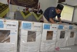 Petugas panitia pemilihan kecamatan (PPK) dan panitia pemungutan suara (PPS) membuka kotak suara berisi formulir C hasil saat rapat pleno terbuka rekapitulasi hasil pemungutan suara ulang (PSU) pemilihan Bupati dan Wakil Bupati Tasikmalaya tingkat Kecamatan di Gedung Dakwah Islamiyah, Kecamatan Manonjaya, Kabupaten Tasikmalaya, Jawa Barat, Senin (21/4/2025). KPU Kabupaten Tasikmalaya menggelar rapat rekapitulasi hasil penghitungan perolehan suara serentak di 39 Kecamatan se-Kabupaten Tasikmalaya pada PSU pemilihan Bupati dan Wakil Bupati Tasikmalaya pascaputusan Mahkamah Konstitusi. ANTARA FOTO/Adeng Bustomi/agr