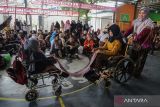 Siswa penyandang disabilitas mengikuti lomba menggulung kain stagen dalam acara Semarak Hari Kartini di SLB Negeri Semarang, Jawa Tengah, Senin (21/4/2025). Kegiatan yang diikuti para guru dan ratusan siswa berkebutuhan khusus dengan mengenakan busana tradisional dari berbagai macam suku adat daerah khas Indonesia tersebut bertujuan untuk mengenalkan dan melestarikan wastra budaya nusantara kepada generasi muda sekaligus memperingati Hari Kartini. ANTARA FOTO/Makna Zaezar/agr