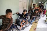 Siswa penyandang disabilitas mengenakan pakaian adat tradisional saat mengikuti acara Semarak Hari Kartini di SLB Negeri Semarang, Jawa Tengah, Senin (21/4/2025). Kegiatan yang diikuti para guru dan ratusan siswa berkebutuhan khusus dengan mengenakan busana tradisional dari berbagai macam suku adat daerah khas Indonesia tersebut bertujuan untuk mengenalkan dan melestarikan wastra budaya nusantara kepada generasi muda sekaligus memperingati Hari Kartini. ANTARA FOTO/Makna Zaezar/agr