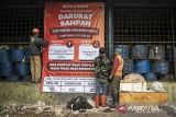 Petugas memasang spanduk yang berisi informasi status tanggap darurat sampah di TPST Cibeber, Kota Cimahi, Jawa Barat, Senin (21/4/2025). Pemerintah Kota Cimahi memberlakukan status tanggap darurat sampah dengan menghentikan sementara penarikan sampah dari masyarakat ke tempat pembuangan sementara (TPS) selama sepekan, mulai 21-27 April 2025 karena kondisi sampah di TPS telah menumpuk dan akan dilakukan pembersihan. ANTARA FOTO/Abdan Syakura/agr
