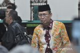 Terdakwa Sekretaris Daerah Provinsi Bengkulu non aktif Isnan Fajri berjalan keluar usai menjalani sidang di Pengadilan Negeri Hubungan Industrial Tipikor Bengkulu kelas IA di Kota Bengkulu, Senin (21/4/2025). Sidang perdana tersebut beragenda pembacaan dakwaan untuk tiga tersangka yaitu Gubernur Bengkulu periode 2016-2024 Rohidin Mersyah, Sekretaris Daerah non aktif Isnan Fajri dan ajudan Gubernur Efriansyah alias Anca terkait kasus tindak pidana korupsi berupa pemerasan dan gratifikasi untuk keperluan pemenangan dalam Pemilihan Kepala Daerah (Pilkada) 2024. ANTARA FOTO/Muhammad Izfaldi/foc.