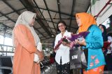 Pegawai PT KAI dengan mengenakan kebaya memberikan bingkisan kepada calon penumpang kereta api pada peringatan Hari Kartini di Stasiun Kereta Api Madiun, Jawa Timur, Senin (21/4/2025). PT KAI Daerah Operasi (Daop) 7 Madiun menggelar peringatan Hari Kartini, antara lain dengan menggelar flashmob, membagikan bingkisan bumbu dapur, dan mengenakan kebaya guna mengenang perjuangan RA Kartini sekaligus memberikan apresiasi kepada pelanggannya. Antara Jatim/Siswowidodo/um 