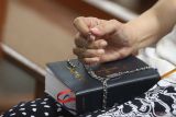 Umat Katolik mengikuti ibadah doa rosario di Gereja Paroki Hadi Kudus Yesus di Kayutangan, Malang, Jawa  Timur, Selasa (22/4/2025). Pengurus geraja tersebut mengadakan ibadah doa Rosario setiap hari untuk menghormatii dan mendoakan Paus Fransiskus yang wafat pada Senin (21/4). Antara Jatim/Ari Bowo Sucipto/um