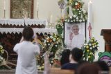 Umat Katolik mengikuti ibadah doa rosario di Gereja Paroki Hadi Kudus Yesus di Kayutangan, Malang, Jawa  Timur, Selasa (22/4/2025). Pengurus geraja tersebut mengadakan ibadah doa Rosario setiap hari untuk menghormatii dan mendoakan Paus Fransiskus yang wafat pada Senin (21/4). Antara Jatim/Ari Bowo Sucipto/um