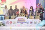 Gubernur Jawa Timur Khofifah Indar Parawansa (ketiga kanan) didampingi Kepala Pusat Prestasi Nasional Maria Veronica Irene Herdjiono (kedua kanan), Wali Kota Batu Nurochman (ketiga kiri), Wakil Wali Batu Heli Suyanto (kedua kiri), dan Kepala Dinas Pendidikan Jawa Timur Aries Agung Paewai (kanan) menabung gendang secara simbolis untuk membuka Ajang Talenta Siswa Jawa Timur 2025 di Sekolah Alkitab, Batu, Jawa Timur, Senin (21/4/2025). Ajang talenta yang diikuti pelajar tingkat SD, SMP, SMA, SMK, dan SLB di Jatim tersebut memperlombakan bidang ilmu sains, seni, olahraga dan berbagai kompetensi kejuruan guna menjaring dan mengembangkan potensi bakat serta minat para pelajar di Jatim. Antara Jatim/Rizal Hanafi/um 