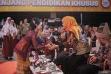 Gubernur Jawa Timur Khofifah Indar Parawansa (kanan) menerima bunga dari pelajar di sela pembukaan Ajang Talenta Siswa Jawa Timur 2025 di Sekolah Alkitab, Batu, Jawa Timur, Senin (21/4/2025). Ajang talenta yang diikuti pelajar tingkat SD, SMP, SMA, SMK, dan SLB di Jatim tersebut memperlombakan bidang ilmu sains, seni, olahraga dan berbagai kompetensi kejuruan guna menjaring dan mengembangkan potensi bakat serta minat para pelajar di Jatim. Antara Jatim/Rizal Hanafi/um 