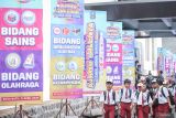Sejumlah pelajar berjalan usai mengikuti pembukaan Ajang Talenta Siswa Jawa Timur 2025 di Sekolah Alkitab, Batu, Jawa Timur, Senin (21/4/2025). Ajang talenta yang diikuti pelajar tingkat SD, SMP, SMA, SMK, dan SLB di Jatim tersebut memperlombakan bidang ilmu sains, seni, olahraga dan berbagai kompetensi kejuruan guna menjaring dan mengembangkan potensi bakat serta minat para pelajar di Jatim. Antara Jatim/Rizal Hanafi/um 