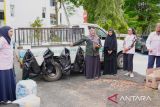 Pimpinan Bank Sampah Sekumpul, Kabupaten Banjar Dewi Heldayati, menjelaskan mekanisme terkait cara pemilahan sampah yang diperlukan untuk memilah sampah organik dan anorganik sebagai langkah awal dalam menjaga kebersihan rumah, lingkungan kerja dan sekitarnya sehingga terwujud kesadaran akan lingkungan yang bersih dan harus dimulai dari diri kita sendiri.
