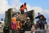 Pelaku wisata memuat sampah plastik bekas ke mobil dinas kersihan di lokasi wisata Pantai Syiah Kuala, Banda Aceh, Aceh, Selasa (22/4/2025). Gerakan bersih wisata dalam rangka memperingati Hari Bumi itu mengumpulkan sekitar dua ton sampah plastik bekas beserta sampah lainnya dan sekaligus mengkapanyekan  cinta  laut tanpa sampah plastik. ANTARA FOTO/Ampelsa.