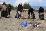 Pelaku wisata memungut sampah plastik bekas di lokasi wisata Pantai Syiah Kuala, Banda Aceh, Aceh, Selasa (22/4/2025). Gerakan bersih wisata dalam rangka memperingati Hari Bumi itu mengumpulkan sekitar dua ton sampah plastik bekas beserta sampah lainnya dan sekaligus mengkapanyekan  cinta  laut tanpa sampah plastik. ANTARA FOTO/Ampelsa.