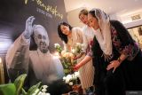 Umat lintas agama menaruh bunga saat mengikuti Misa Requiem di Gereja Katedral Hati Kudus Yesus, Surabaya, Jawa Timur, Selasa (22/4/2025). Misa Requiem yang diikuti umat Katolik serta umat lintas agama tersebut untuk mendoakan mendiang Pemimpin Umat Katolik Dunia Paus Fransiskus yang wafat pada Senin (21/4). Antara Jatim/Rizal Hanafi/um
