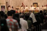 Uskup Surabaya Mgr. Agustinus Tri Budi Utomo (keempat kanan) memimpin Misa Requiem di Gereja Katedral Hati Kudus Yesus, Surabaya, Jawa Timur, Selasa (22/4/2025). Misa Requiem yang diikuti umat Katolik serta umat lintas agama tersebut untuk mendoakan mendiang Pemimpin Umat Katolik Dunia Paus Fransiskus yang wafat pada Senin (21/4). Antara Jatim/Rizal Hanafi/um