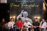 Umat lintas agama berdoa saat mengikuti Misa Requiem di Gereja Katedral Hati Kudus Yesus, Surabaya, Jawa Timur, Selasa (22/4/2025). Misa Requiem yang diikuti umat Katolik serta umat lintas agama tersebut untuk mendoakan mendiang Pemimpin Umat Katolik Dunia Paus Fransiskus yang wafat pada Senin (21/4). Antara Jatim/Rizal Hanafi/um