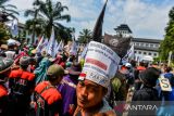 Massa yang tergabung dalam Gerakan Rakyat Selamatkan Bumi melakukan aksi di Gedung Sate, Jalan Diponegoro, Bandung, Jawa Barat, Selasa (22/4/2025). Aksi yang diselenggarakan dalam rangka Hari Bumi tersebut menuntut Pemerintah Provinsi Jawa Barat untuk mengevaluasi KSO seluruh tambang yang ada di Jawa Barat, realisasi kawasan Puncak Bogor-Cianjur sebagai nuansa etis bagi turis lokal serta berbagai permasalahan lingkungan yang belum terselesaikan di Jawa Barat. ANTARA FOTO/Raisan Al Farisi/agr