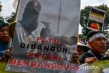Massa yang tergabung dalam Gerakan Rakyat Selamatkan Bumi melakukan aksi di Gedung Sate, Jalan Diponegoro, Bandung, Jawa Barat, Selasa (22/4/2025). Aksi yang diselenggarakan dalam rangka Hari Bumi tersebut menuntut Pemerintah Provinsi Jawa Barat untuk mengevaluasi KSO seluruh tambang yang ada di Jawa Barat, realisasi kawasan Puncak Bogor-Cianjur sebagai nuansa etis bagi turis lokal serta berbagai permasalahan lingkungan yang belum terselesaikan di Jawa Barat. ANTARA FOTO/Raisan Al Farisi/agr