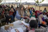 Warga antre untuk mendaftar pelayanan kesehatan gratis pada Festival Layanan Publik di Ngamprah, Kabupaten Bandung Barat, Jawa Barat, Rabu (23/4/2025). Pemerintah Provinsi Jawa Barat menggelar Festival Layanan Publik bertajuk Abdi Nagri Nganjang ka Warga bertujuan untuk mendekatkan pelayanan pemerintah daerah kepada masyarakat berupa layanan langsung seperti pelayanan kesehatan gratis, layanan kependudukan, mobil perpustakaan keliling, konsultasi koperasi, konsultasi UMKM hingga informasi lowongan pekerjaan. ANTARA FOTO/Abdan Syakura/agr