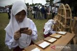 Pelajar berada di stan informasi kehutanan pada Festival Layanan Publik di Ngamprah, Kabupaten Bandung Barat, Jawa Barat, Rabu (23/4/2025). Pemerintah Provinsi Jawa Barat menggelar Festival Layanan Publik bertajuk Abdi Nagri Nganjang ka Warga bertujuan untuk mendekatkan pelayanan pemerintah daerah kepada masyarakat berupa layanan langsung seperti pelayanan kesehatan gratis, layanan kependudukan, mobil perpustakaan keliling, konsultasi koperasi, konsultasi UMKM hingga informasi lowongan pekerjaan. ANTARA FOTO/Abdan Syakura/agr