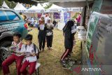 Pelajar membaca buku di stan perpustakaan keliling pada Festival Layanan Publik di Ngamprah, Kabupaten Bandung Barat, Jawa Barat, Rabu (23/4/2025). Pemerintah Provinsi Jawa Barat menggelar Festival Layanan Publik bertajuk Abdi Nagri Nganjang ka Warga bertujuan untuk mendekatkan pelayanan pemerintah daerah kepada masyarakat berupa layanan langsung seperti pelayanan kesehatan gratis, layanan kependudukan, mobil perpustakaan keliling, konsultasi koperasi, konsultasi UMKM hingga informasi lowongan pekerjaan. ANTARA FOTO/Abdan Syakura/agr
