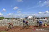 Mahasiswa dan pegawai Dinas Lingkungan Hidup Kota Tasikmalaya menanam pohon bambu saat peringatan Hari Bumi Sedunia di Tempat Pembuangan Akhir (TPA) Ciangir, Kota Tasikmalaya, Jawa Barat, Selasa (22/4/2025). Pemkot Tasikmalaya menggelar gerakan tanam pohon bambu dan tanaman keras yang ditanam di sekitar TPA dalam rangka memperingati Hari Bumi Sedunia bertema Bersama Kita Jaga Planet Bumi. ANTARA FOTO/Adeng Bustomi/agr
