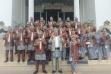Ketua DPRD Banjarbaru, Kalimantan Selatan Gusti Rizky Sukma Iskandar Putera bersama unsur pimpinan dan seluruh anggota DPRD Banjarbaru foto bersama di depan gedung dewan setelah rapat paripurna Hari Jadi ke-26 Kota Banjarbaru yang digelar di gedung DPRD Banjarbaru, Rabu (23/4/2025). ANTARA/HO-Sekwan Banjarbaru
