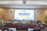 Ketua DPRD Banjarbaru, Kalimantan Selatan Gusti Rizky Sukma Iskandar Putera bersama unsur pimpinan dan seluruh anggota DPRD Banjarbaru foto bersama di depan gedung dewan setelah rapat paripurna Hari Jadi ke-26 Kota Banjarbaru yang digelar di gedung DPRD Banjarbaru, Rabu (23/4/2025). ANTARA/HO-Sekwan Banjarbaru