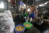 Pekerja mencuci kedelai untuk diolah menjadi tahu di Ketegan Barat, Taman, Sidoarjo, Jawa Timur, Rabu (23/4/2025). Produsen tahu setempat mengeluhkan harga kedelai impor yang sudah naik sejak sepekan terakhir dari Rp7.500 hingga Rp8.000 per kilogram menjadi Rp10.000 per kilogram yang berdampak terhadap meningkatnya biaya produksi tahu dan omzet mereka. Antara Jatim/Umarul Faruq