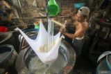 Pekerja mengolah kedelai menjadi tahu di Ketegan Barat, Taman, Sidoarjo, Jawa Timur, Rabu (23/4/2025). Produsen tahu setempat mengeluhkan harga kedelai impor yang sudah naik sejak sepekan terakhir dari Rp7.500 hingga Rp8.000 per kilogram menjadi Rp10.000 per kilogram yang berdampak terhadap meningkatnya biaya produksi tahu dan omzet mereka. Antara Jatim/Umarul Faruq