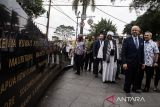 Wali Kota Bandung M. Farhan (kanan) bersama sejumlah duta besar negara-negara Afrika untuk Indonesia melihat Tugu Asia Afrika di Bandung, Jawa Barat, Rabu (23/4/2025). Sebanyak 14 duta besar dan enam delegasi Charge d'affaires (diplomat) mengunjungi sejumlah titik bersejarah pelaksanaan Konferensi Asia Afrika (KAA) untuk meneguhkan kembali peran Dasasila Bandung dalam kehidupan antarnegara. ANTARA FOTO/Novrian Arbi/agr